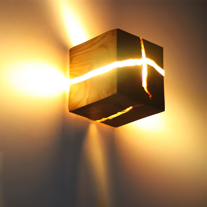 QuadCrackle Wandleuchte | Dekoratives Holzdesign mit Lichtakzenten