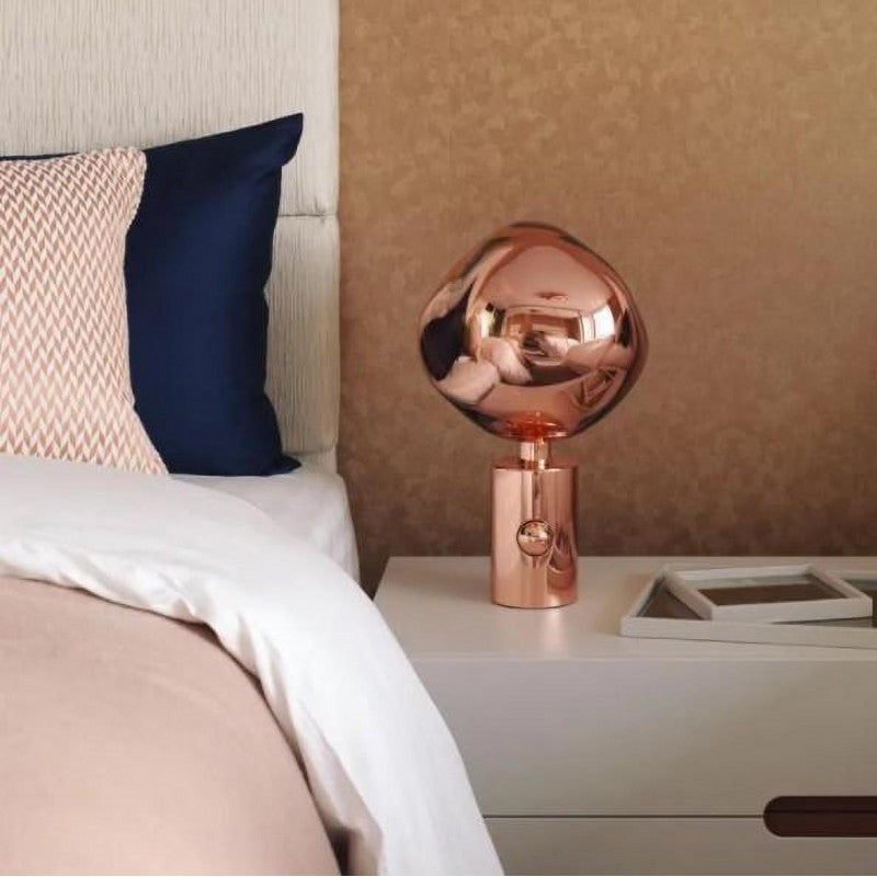 Moderne Kugel-Tischleuchte mit reflektierendem Design