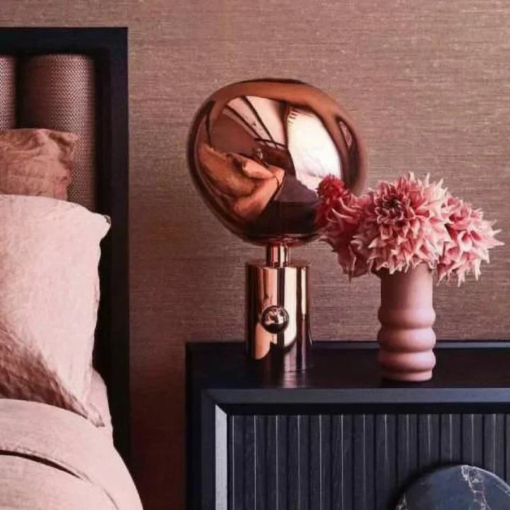 Moderne Kugel-Tischleuchte mit reflektierendem Design