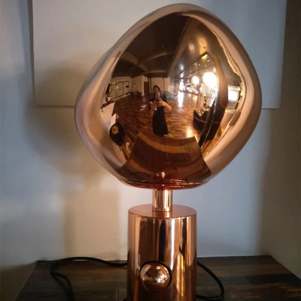 Moderne Kugel-Tischleuchte mit reflektierendem Design