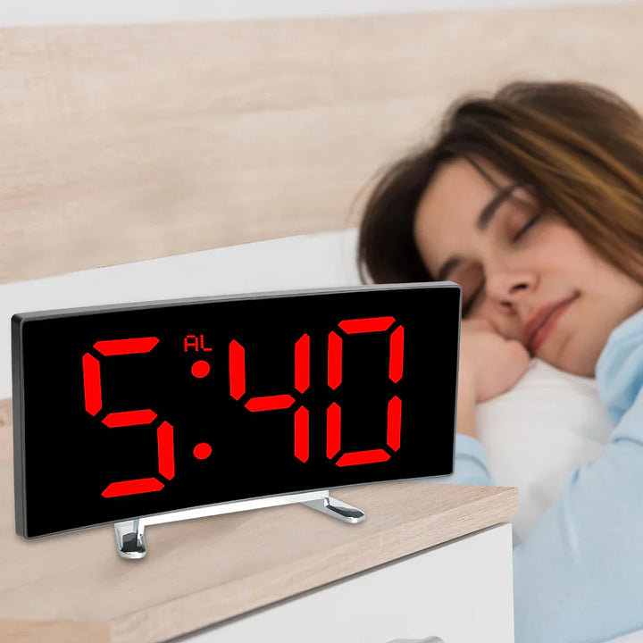 LED Nachttischwecker | Klare Anzeige & Gebogenes Design